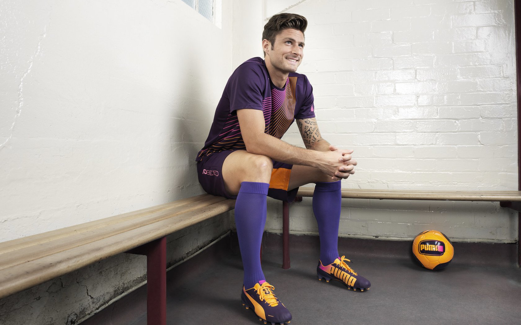 爱游戏app-斯密斯：高效传球与巧妙的战术变化，成为全黑队的关键一环，斯密06